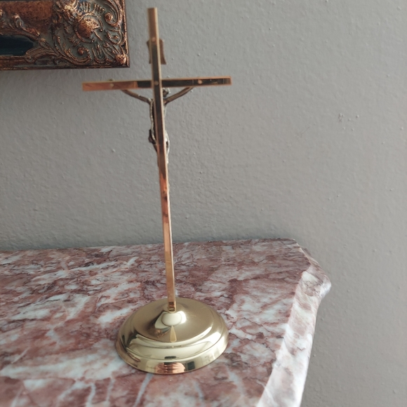 NWT Cross Moreli Gold-Tone Brass Standing Crucifix Decoration - Picture 5 of 6